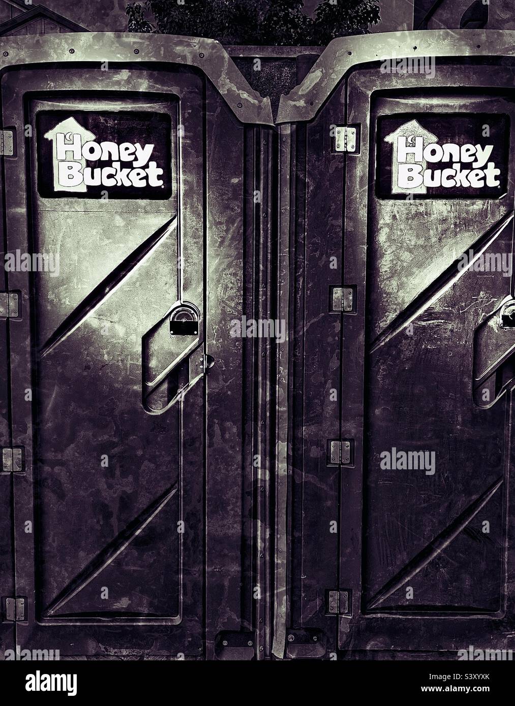 Toilettes/dépendances publiques dans un parking de magasin de proximité dans l'Utah, États-Unis. Une marque bien connue, couramment utilisée pour les sites et événements dans la région. Le nom « Tongue-in-cheek » permet de commercialiser la marque. - Image de stock capturée avec un smartphone