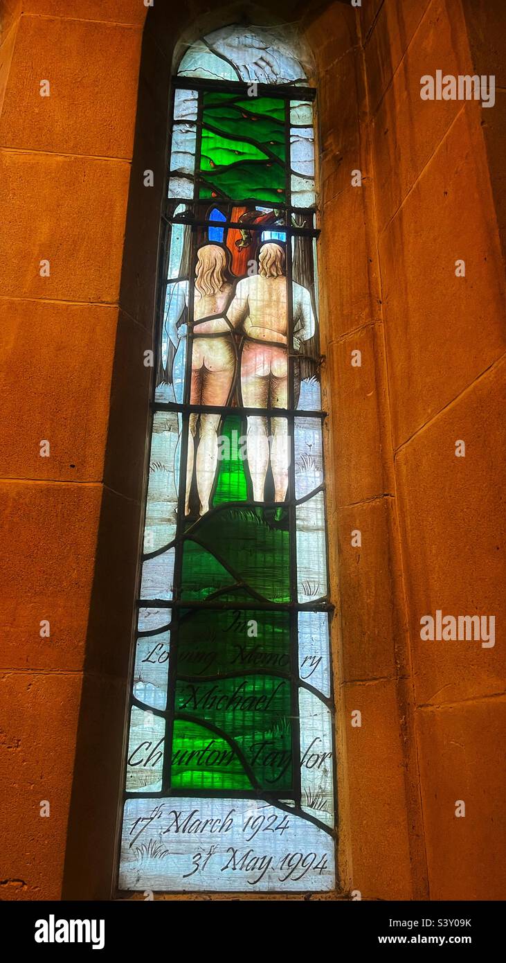 La création de l'homme et de la femme représentée dans une fenêtre moderne en vitraux de l'église de la Sainte Trinité Folkestone dans le Kent. Le bâtiment est classé de grade II pour son importance architecturale. Banque D'Images