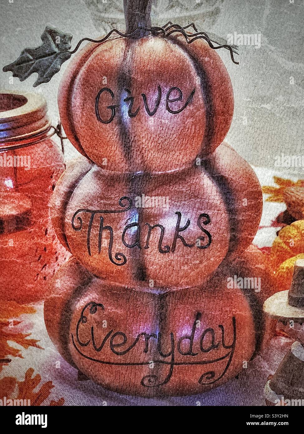 Thanksgiving décoration de maison qui est très sage conseil pour nous tous, tous les jours, pas seulement sur Thanksgiving - "Donnez merci tous les jours". Banque D'Images