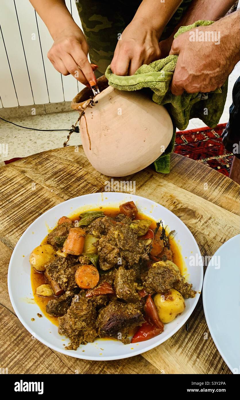 Ragoût d'agneau palestinien traditionnel cuit dans un pot en argile. Banque D'Images
