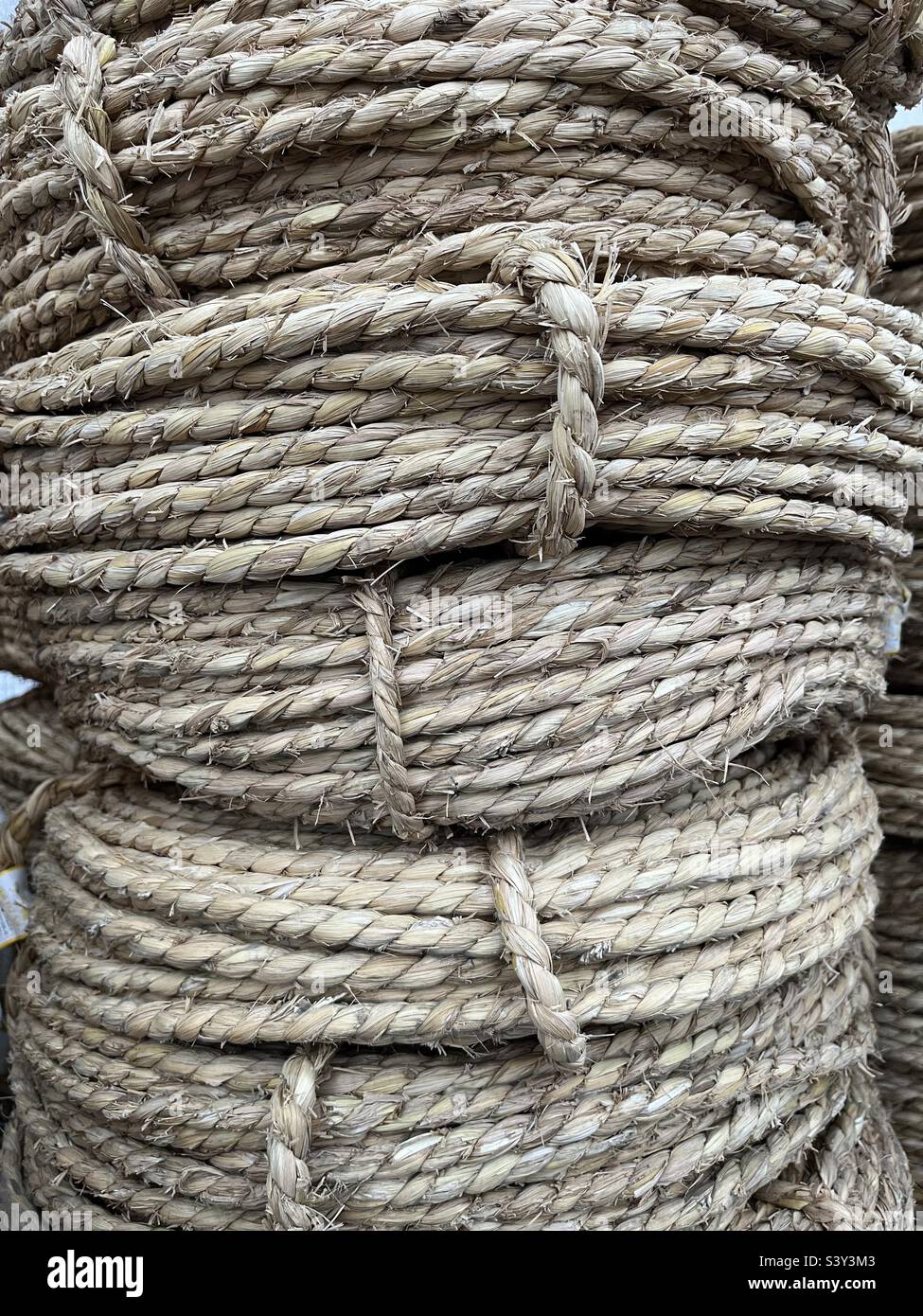 Pile de bobines de corde brune en fibre naturelle Banque D'Images