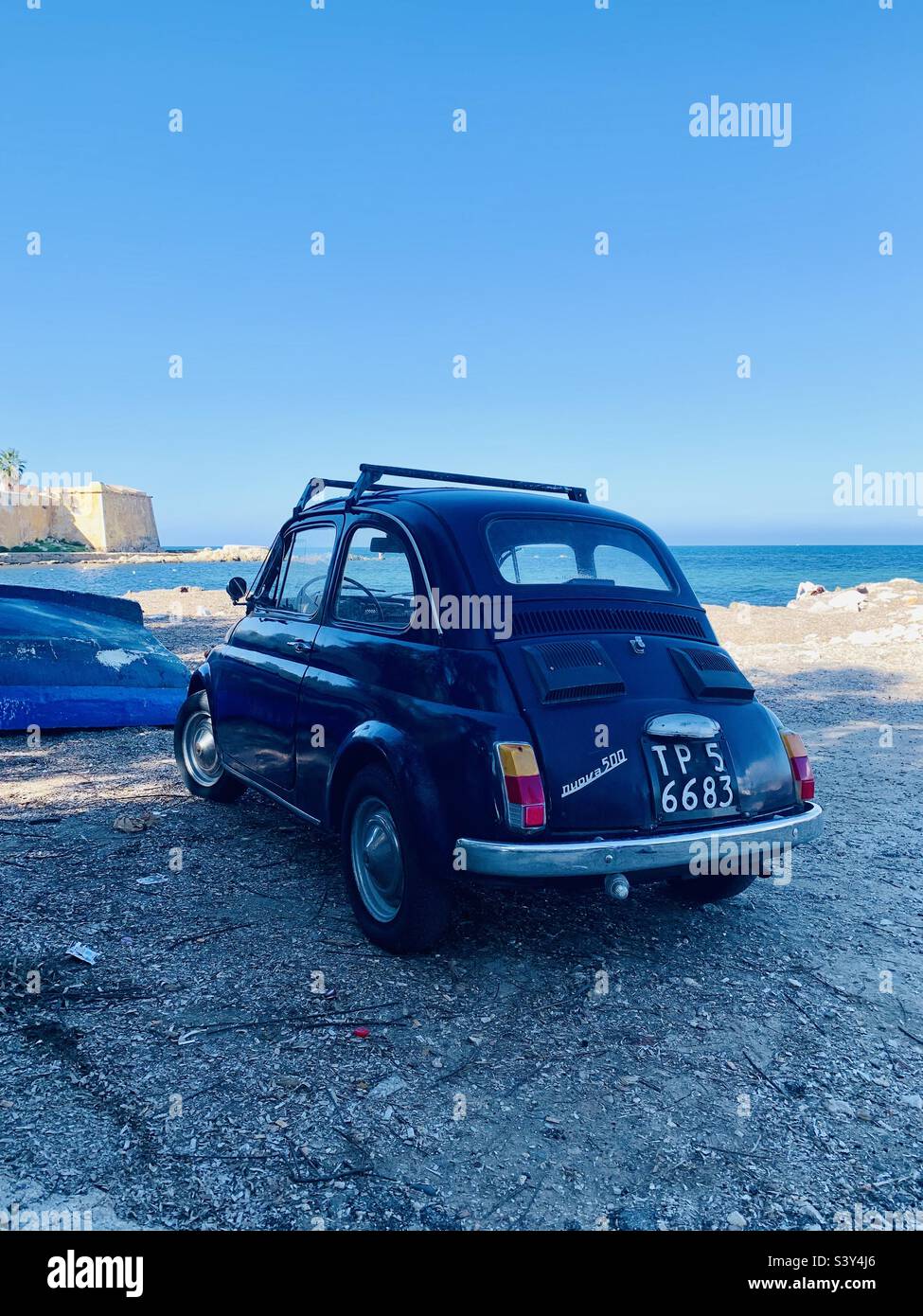 Fiat Nuova 500 (1957-1961) sur la plage de Trapani, Sicile, Italie, Banque D'Images