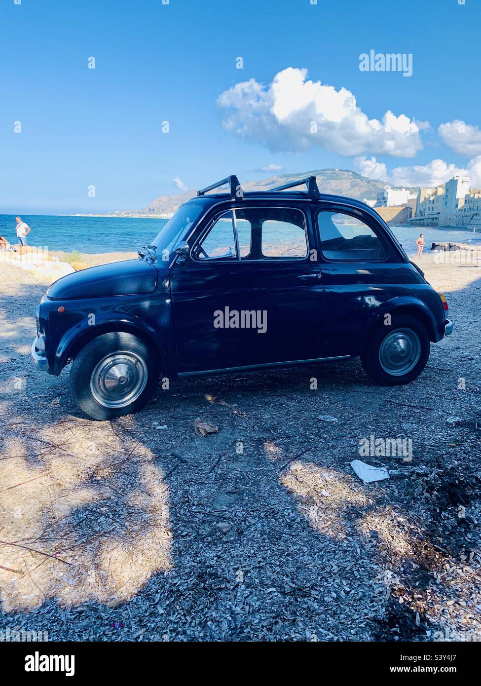 Fiat Nuova 500 (1957-1961) sur la plage de Trapani, Sicile, Italie, Banque D'Images