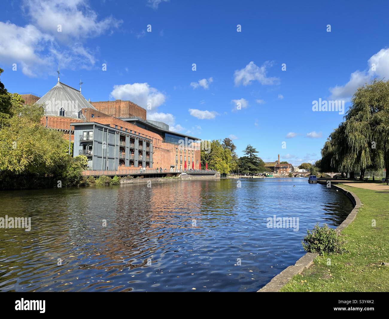 Le RSC Theatre à côté de la rivière Avon à Stratford-upon-Avon, Warwickshire Banque D'Images