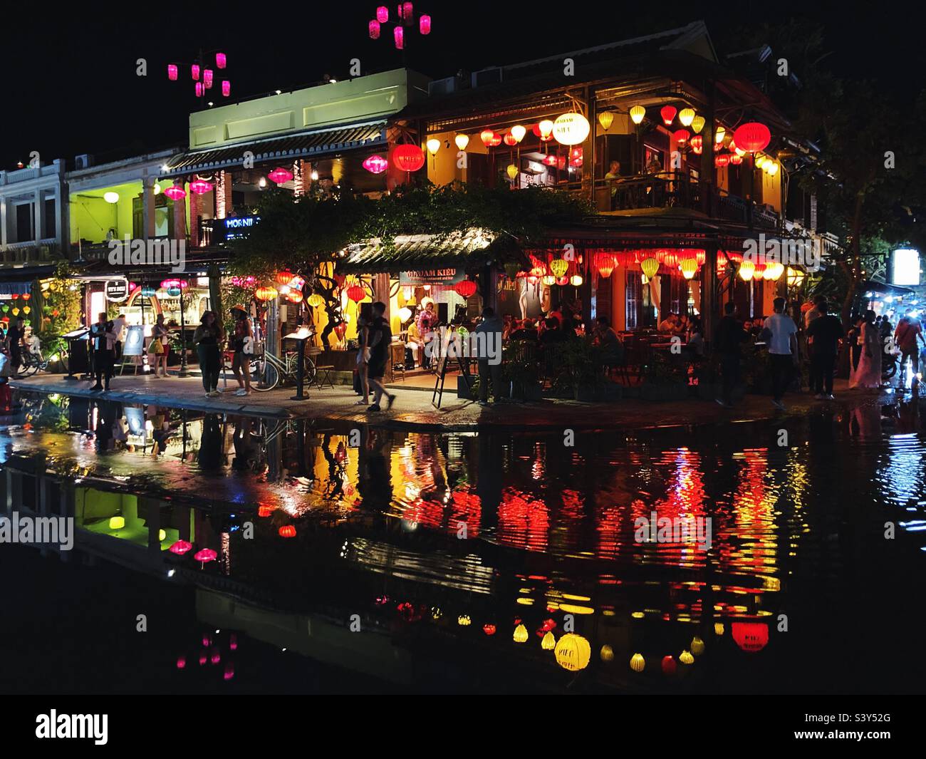 Une scène nocturne dans une rue inondée à Hoi an, Vietnam - Image de stock capturée avec un smartphone