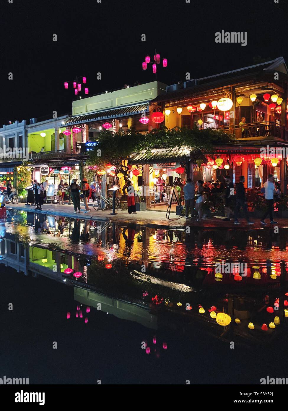 Une scène nocturne dans une rue inondée à Hoi an, Vietnam - Image de stock capturée avec un smartphone