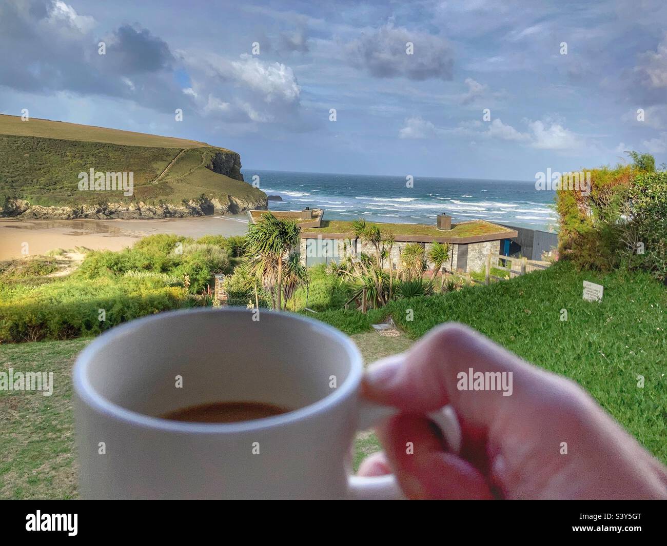 Tasse de café avec vue sur Mawgan Porth Cornwall Banque D'Images