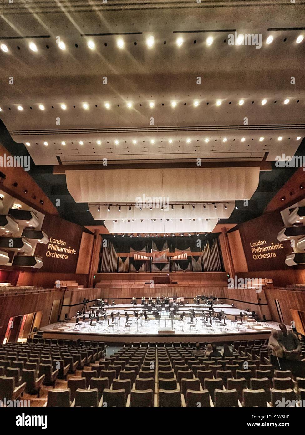 Le Royal Festival Hall sur la rive sud de la Tamise, prêt pour un spectacle Banque D'Images