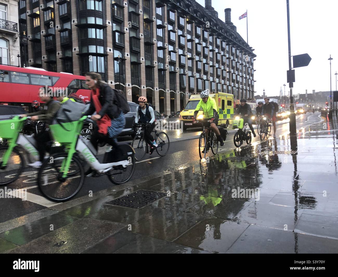Cycliste en vélo un jour de pluie dans le centre de Londres - Angleterre Royaume-Uni - Image de stock capturée avec un smartphone