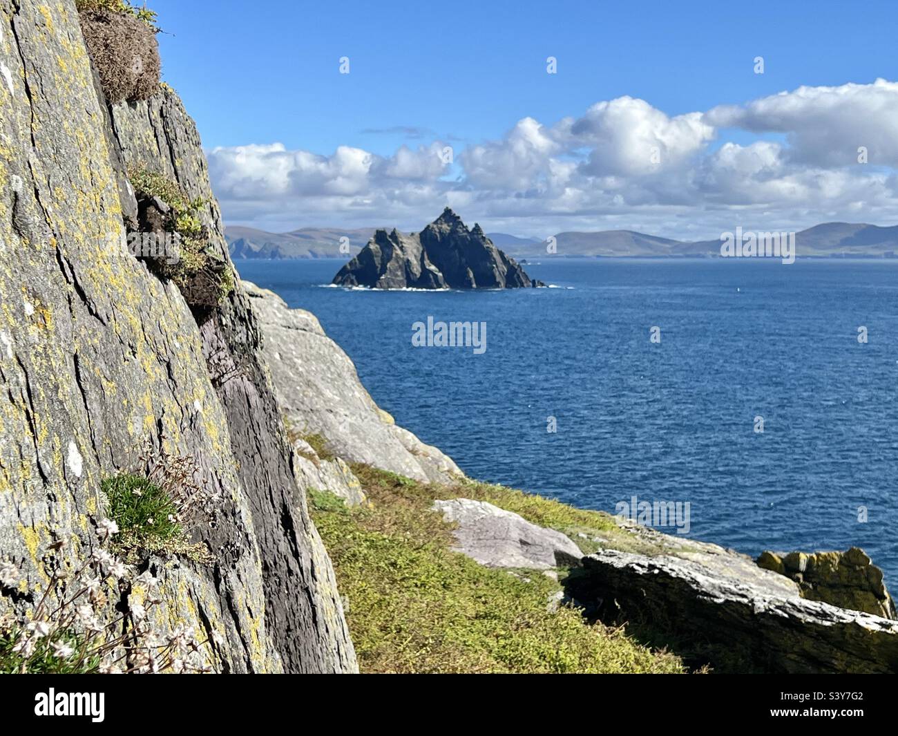 Vue sur Little Skellig depuis le grand Skellig (Skellig Michael) lors d'une journée lumineuse et chaude en Irlande Banque D'Images