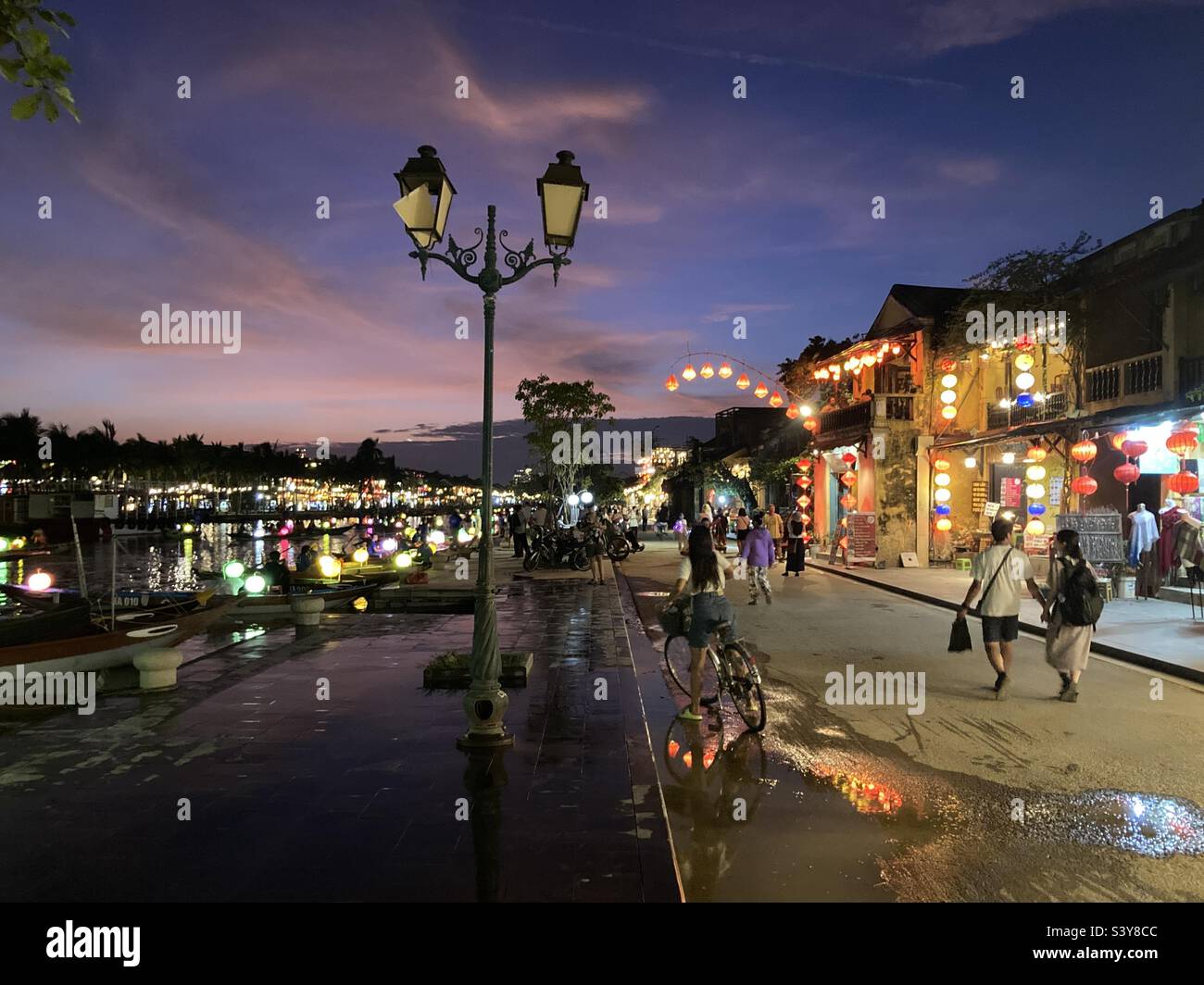 Crépuscule au bord de la rivière à Hoi an, Vietnam - Image de stock capturée avec un smartphone
