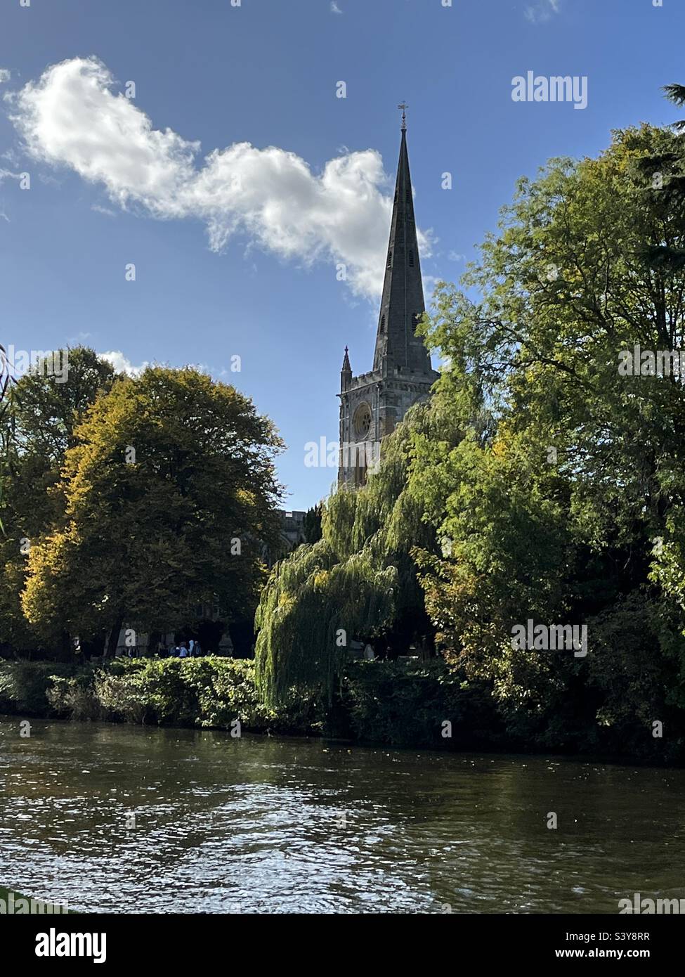 Vue sur la rivière Avon à l'église de la Sainte Trinité à Stratford-upon-Avon, Warwickshire - Image de stock capturée avec un smartphone