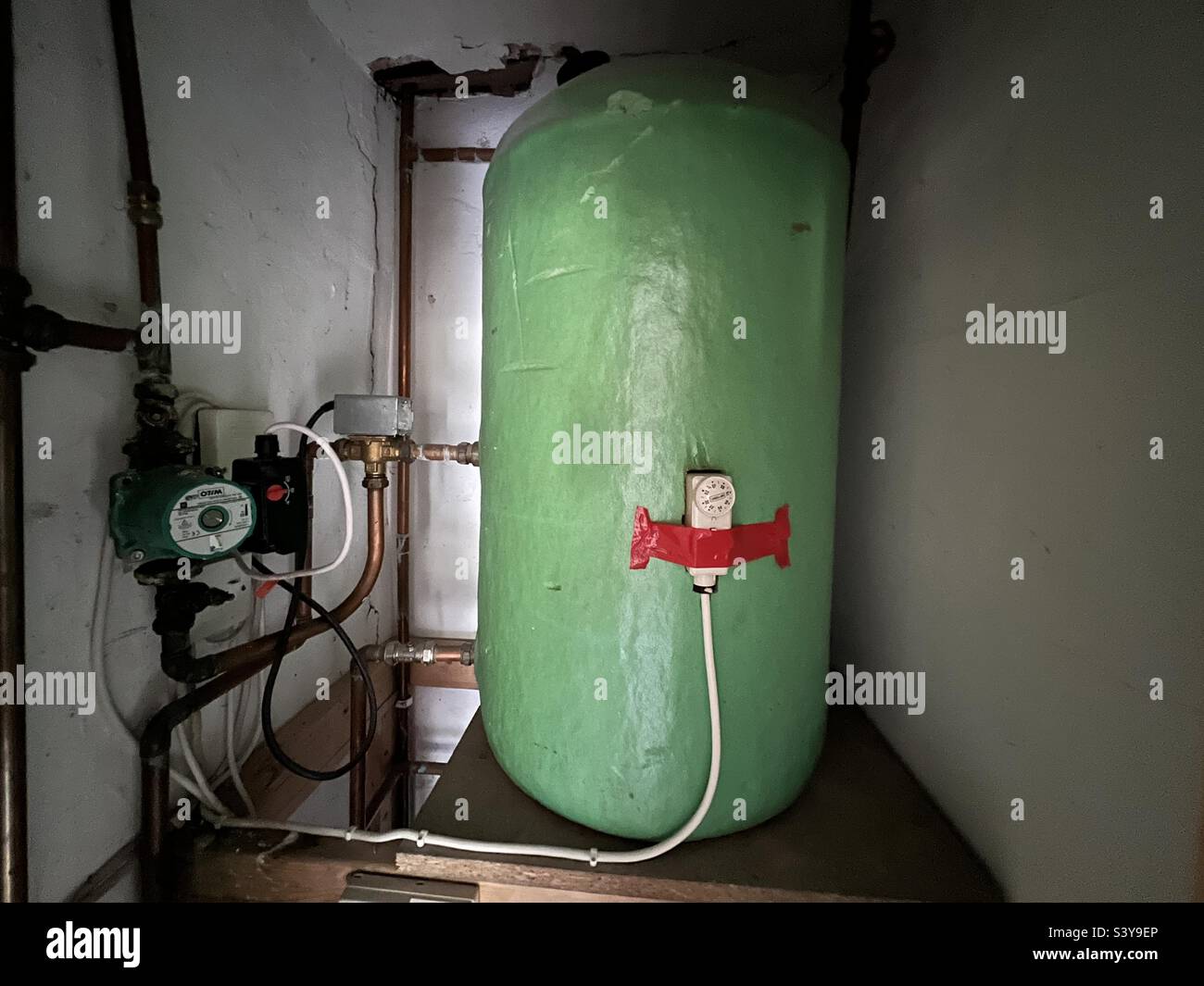 Ancien réservoir d'eau chaude et thermostat dans la maison anglaise comme les factures d'énergie et de carburant augmentent Banque D'Images