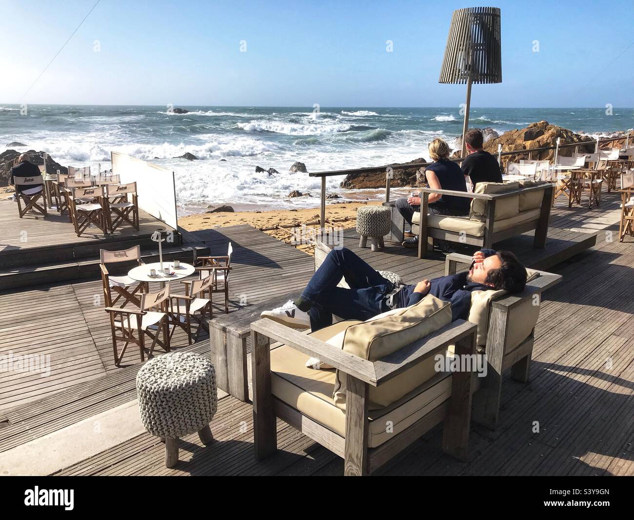 Foz, Porto, Portugal - Un client se détend dans un café de plage en bord de mer à la station balnéaire de Foz au bord de l'océan Atlantique en octobre 2022 - Image de stock capturée avec un smartphone