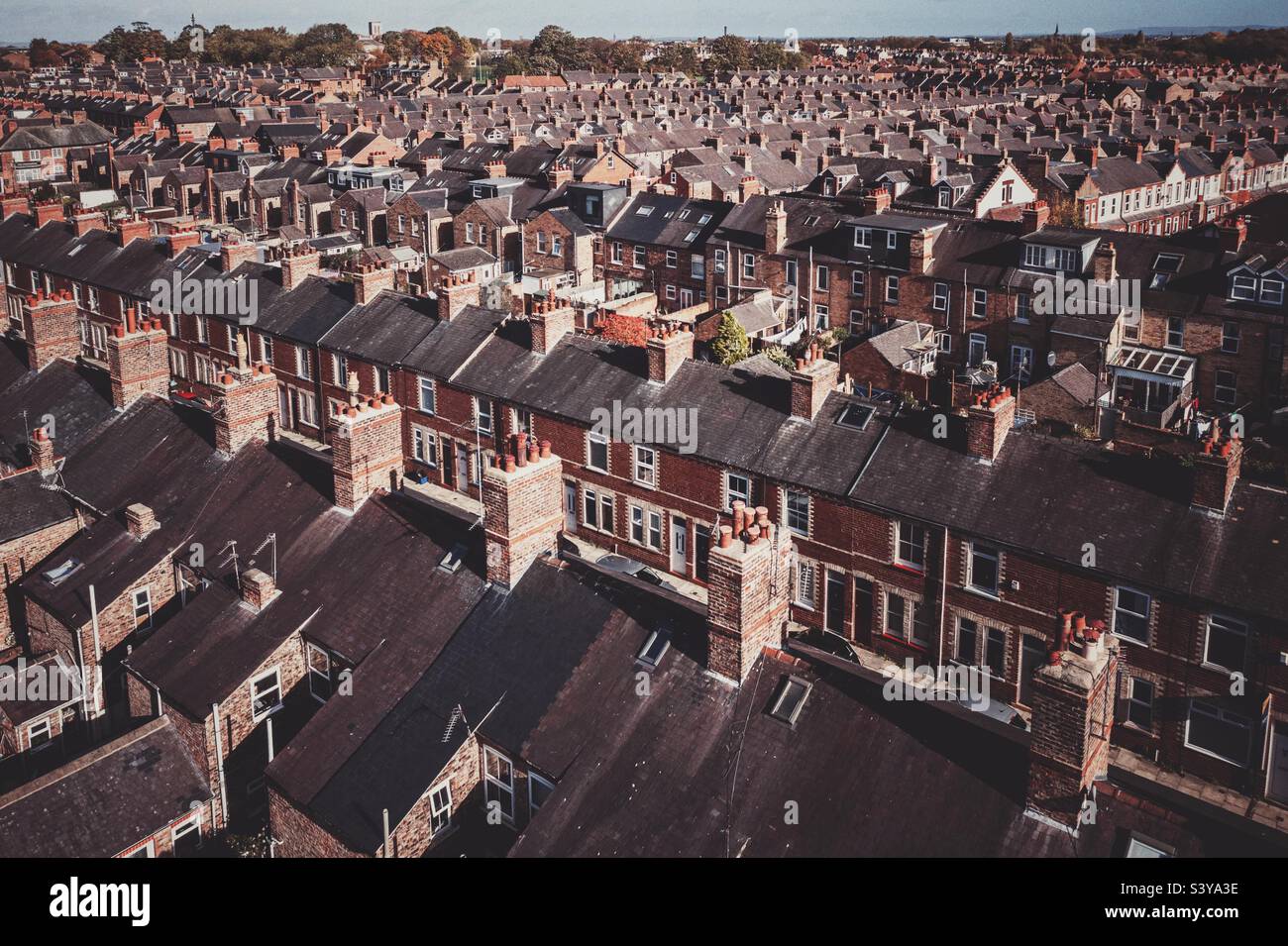 Vue aérienne de maisons mitoyennes dos à dos sur un grand domaine de logement en panne dans le nord de l'Angleterre pendant la promesse de nivellement par le gouvernement britannique Banque D'Images
