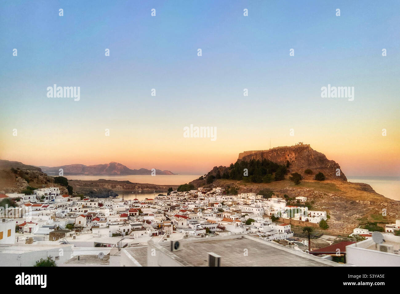 La ville de Linda et l'acropole au crépuscule Banque D'Images
