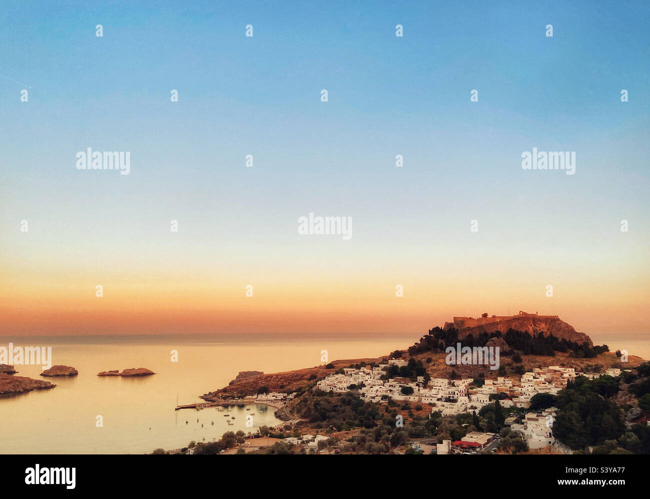 Lindos au coucher du soleil. Île de Rhodes, Grèce Banque D'Images
