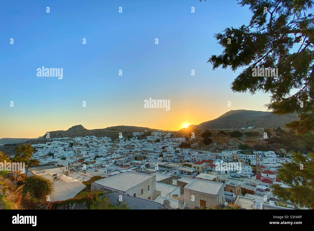 Ville de Lindos au coucher du soleil. Île de Rhodes, Grèce Banque D'Images