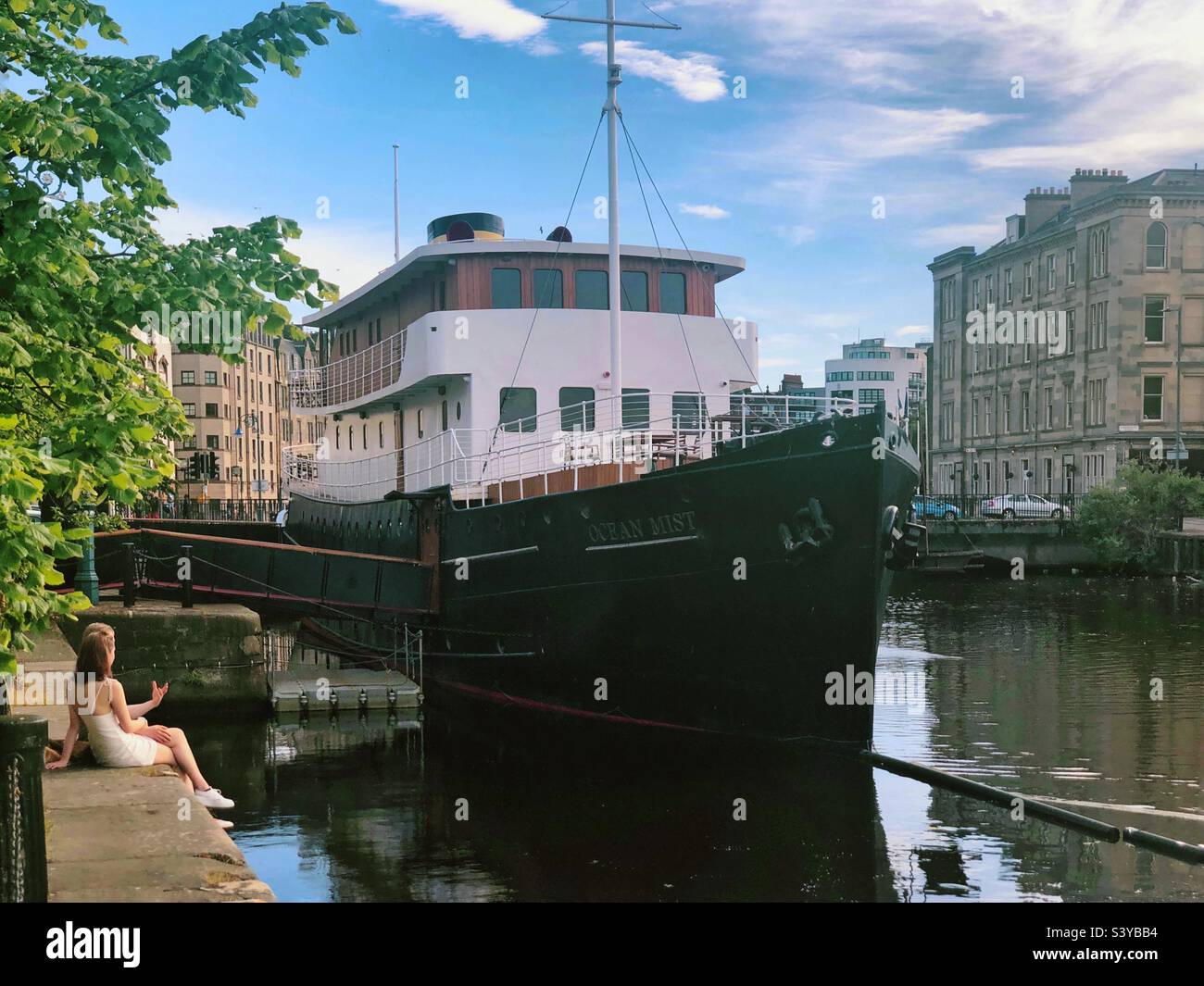 The Shore , Leith, Édimbourg, Écosse. Le bateau Ocean Mist, aujourd'hui un hôtel-boutique, un bar et un restaurant, est ancré en permanence dans l'eau de Leith. Banque D'Images