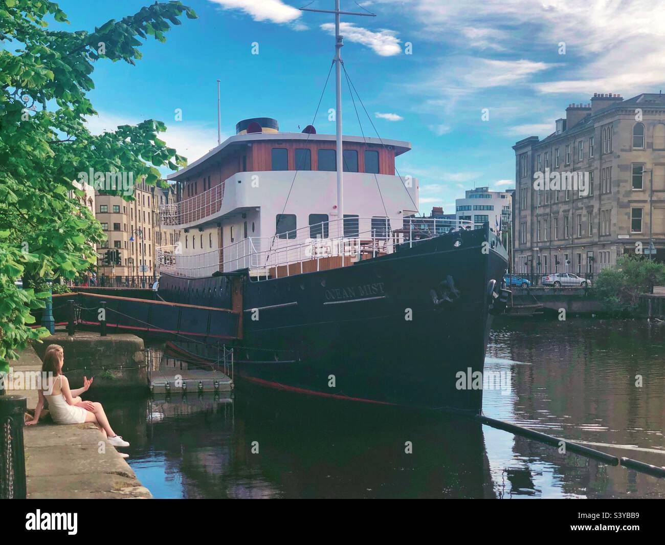 The Shore, Leith, Édimbourg, Écosse. Le bateau Ocean Mist, aujourd'hui un hôtel-boutique, un bar et un restaurant, est ancré en permanence dans l'eau de Leith. Banque D'Images