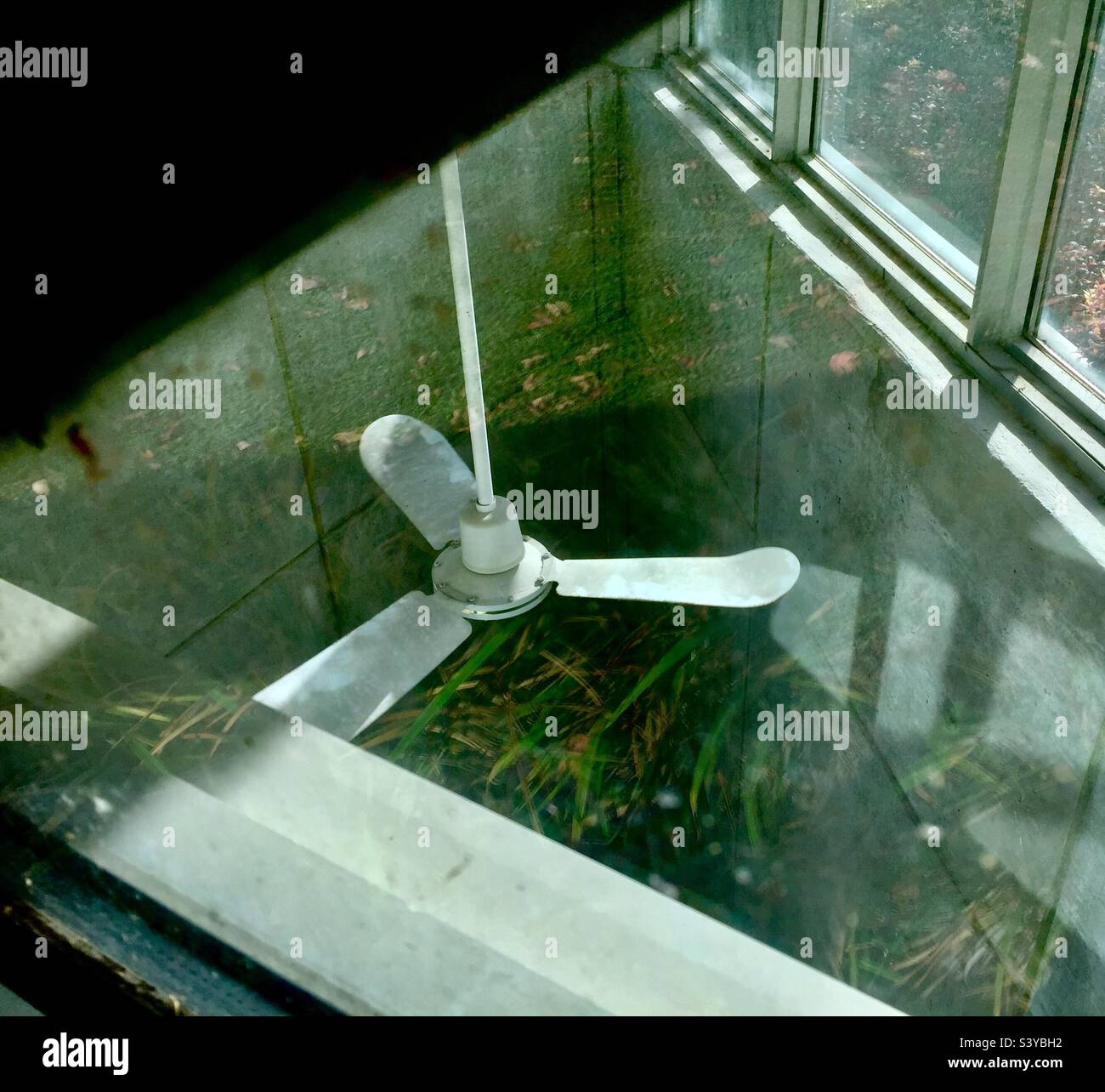 Ventilateur de plafond en dessous. - Image de stock capturée avec un smartphone