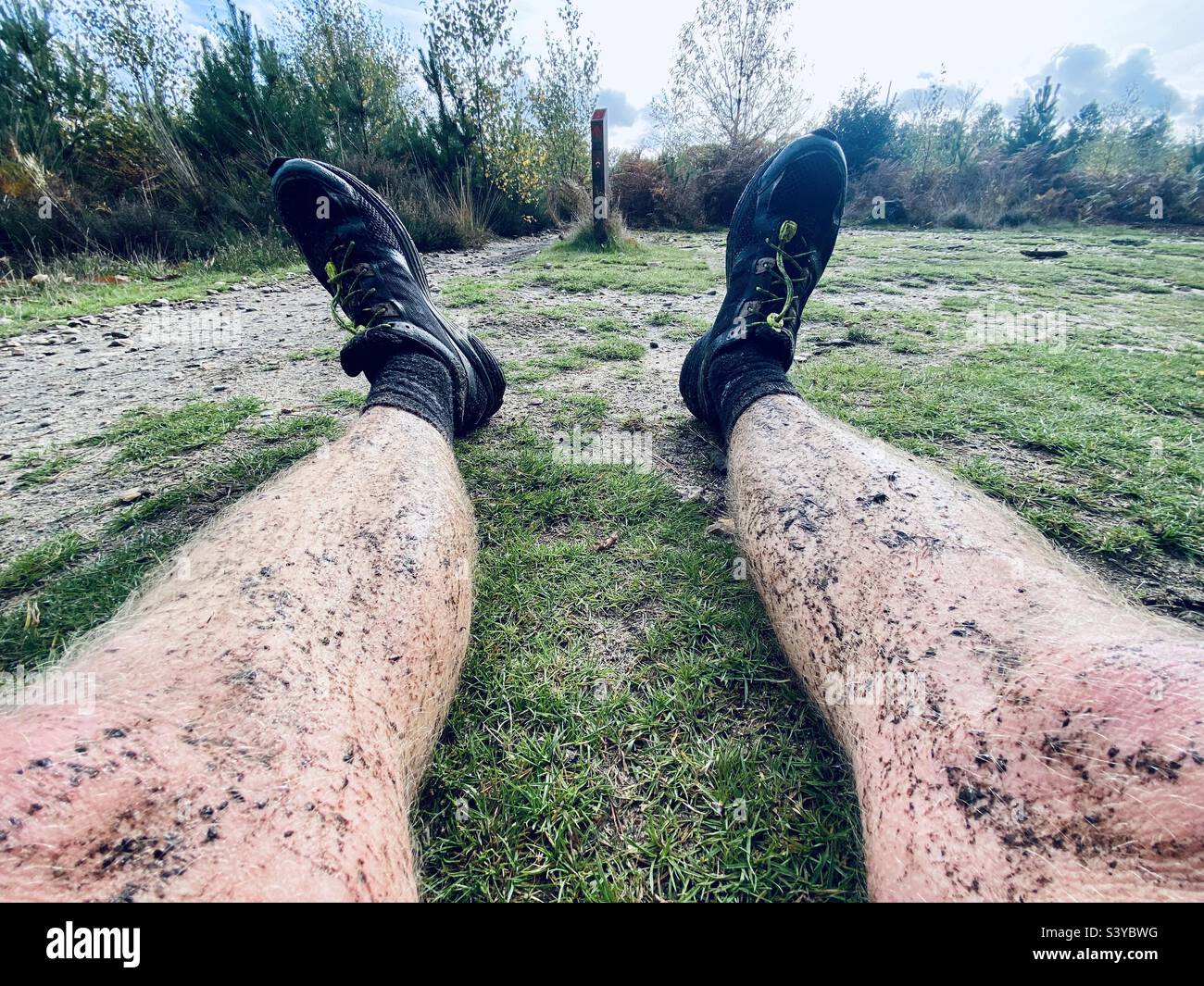 Une paire de pattes très boueuses d'homme après le VTT en automne au Royaume-Uni Banque D'Images