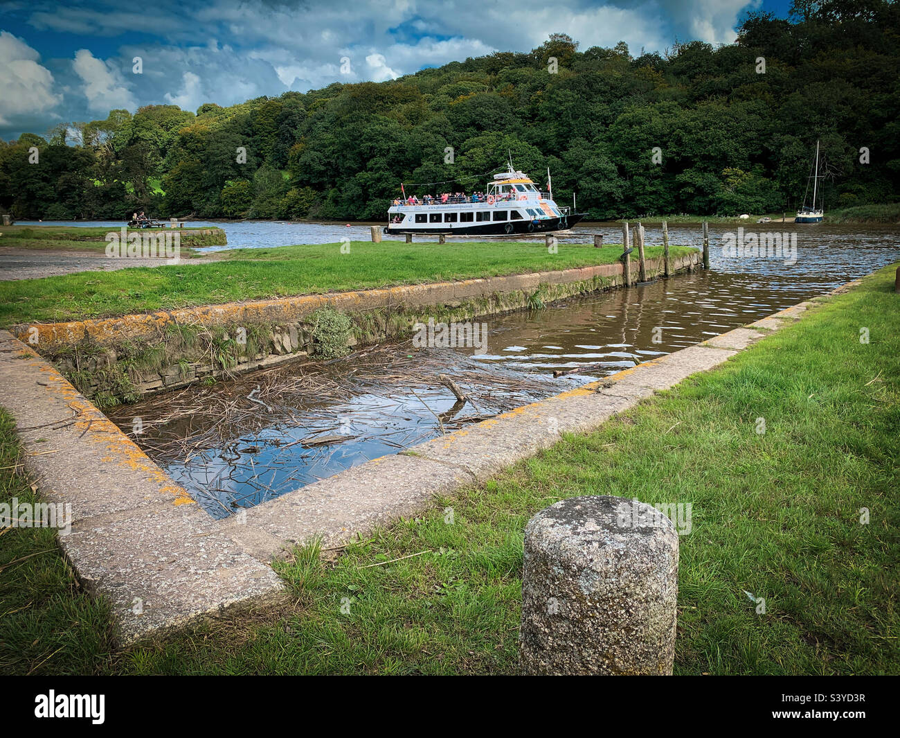 Un bateau de plaisance passe sur le quai Cotehele sur la rivière Tamar à Cornwall, au Royaume-Uni - Image de stock capturée avec un smartphone