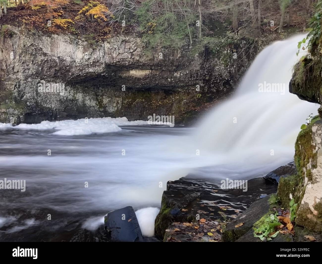 Longue exposition de cascade pendant l'automne du Connecticut. Vue depuis le fond de la cascade. - Image de stock capturée avec un smartphone