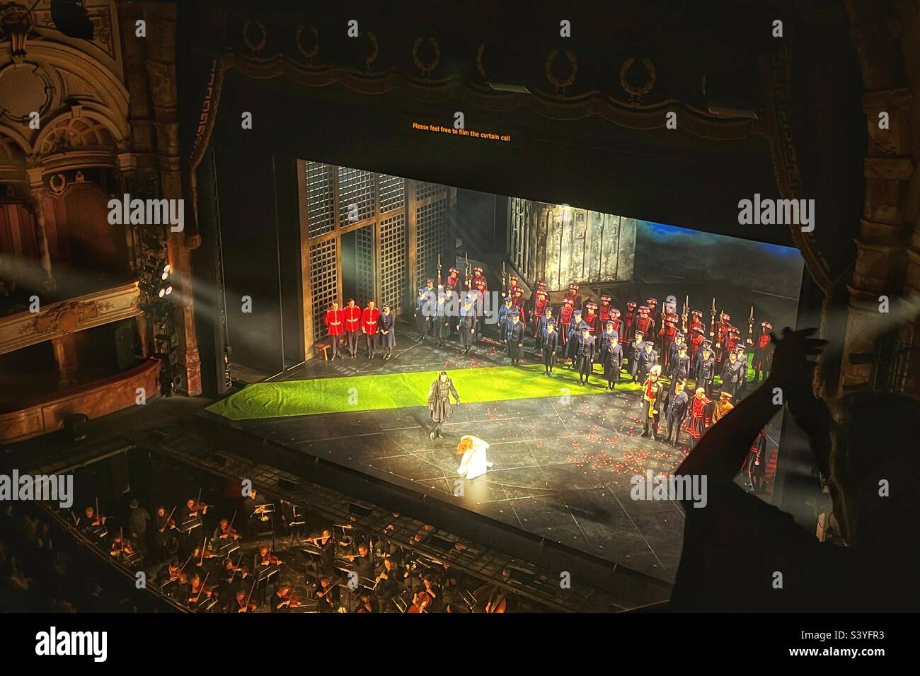 Faites un arc, applaudissements à la fin de la garde de Yeomen interprétée par l'Opéra national anglais au London Coliseum, St Martin's Lane, théâtre historique. Banque D'Images