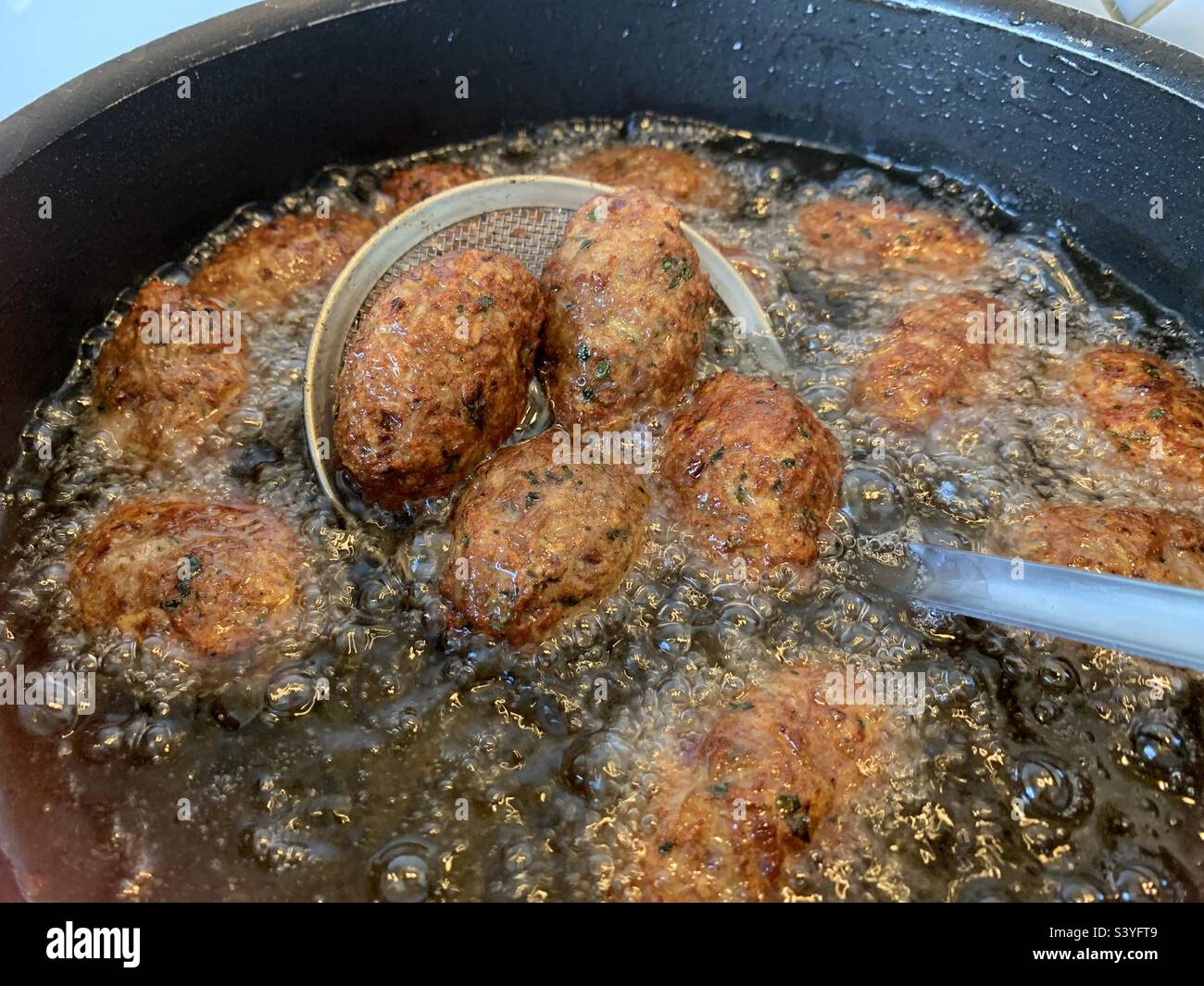 Boulettes de viande frites dans l'huile - Image de stock capturée avec un smartphone