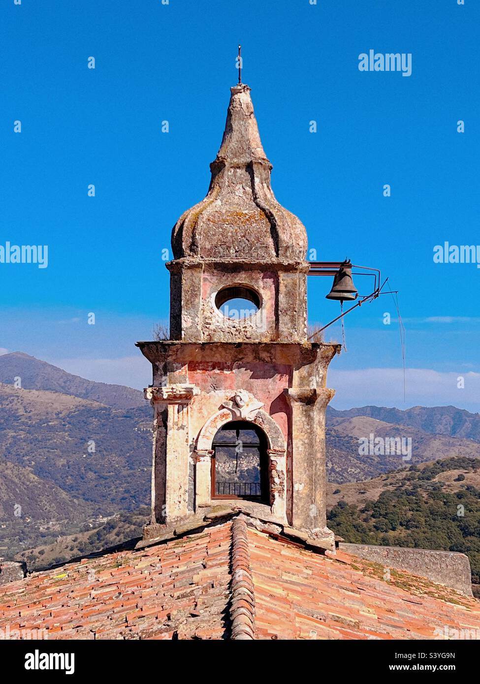 Eglise de San Marco avec la ville de Motta Camastra au loin - vallée d'Alcantara, Castiglione di Sicilia, Sicile, Italie Banque D'Images