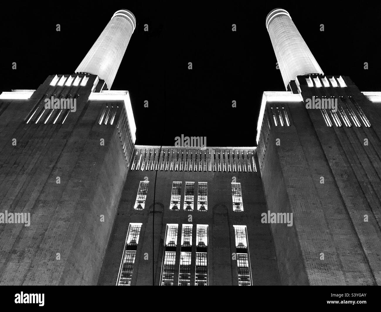 Photo spectaculaire en noir et blanc en regardant la centrale électrique de Battersea la nuit, à Londres, en Angleterre Banque D'Images