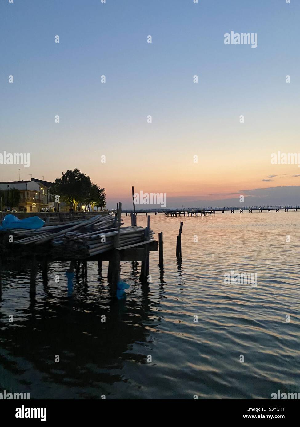 Lac Lesina au coucher du soleil, sud de l'Italie Banque D'Images