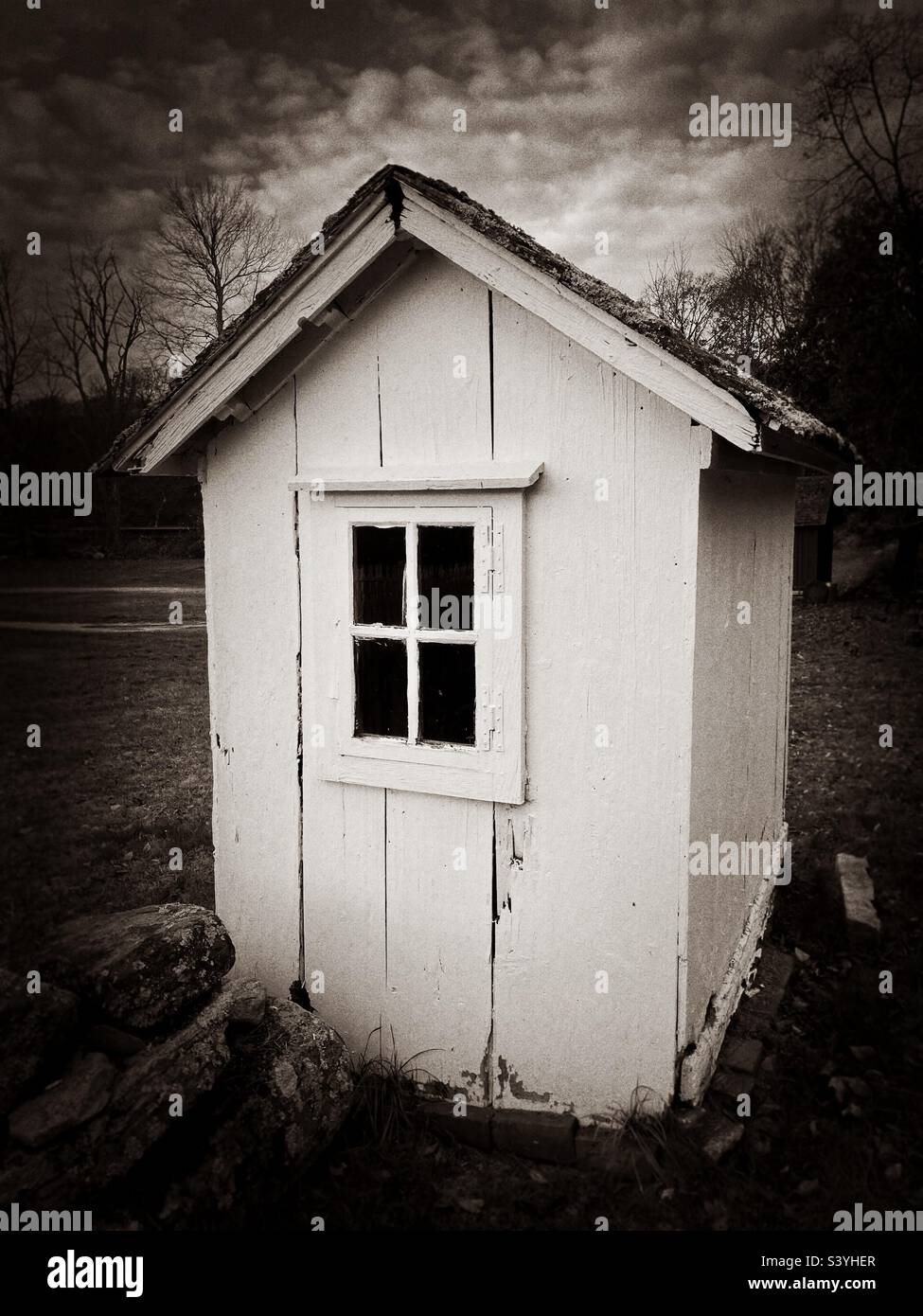 Ancien Outhouse de mode d'époque révolue, dans un Connecticut domaines - Image de stock capturée avec un smartphone