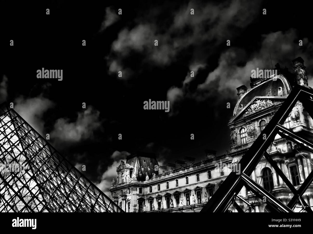 Le Musée du Louvre - Image de stock capturée avec un smartphone