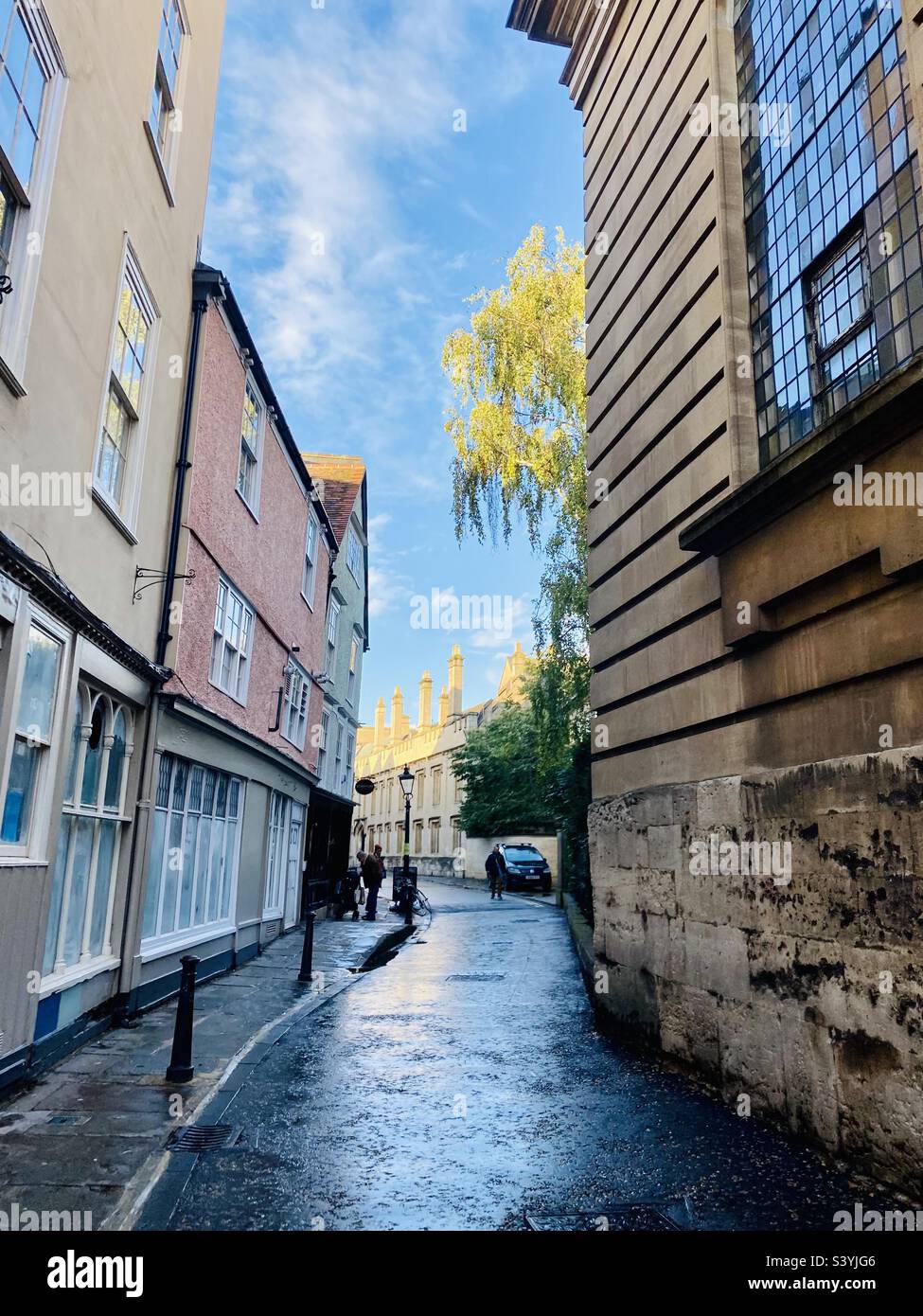 Marche dans les rues humides d'Oxford entre les averses de pluie ☔️ Banque D'Images