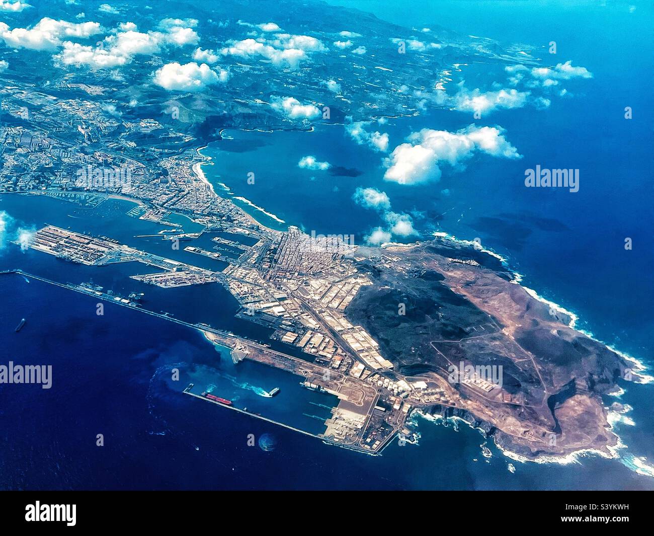 Vue aérienne de la ville de Las Palmas dans les îles Canaries, l'une des plus grandes villes d'Espagne, montrant le port, les plages et le parc national - Image de stock capturée avec un smartphone