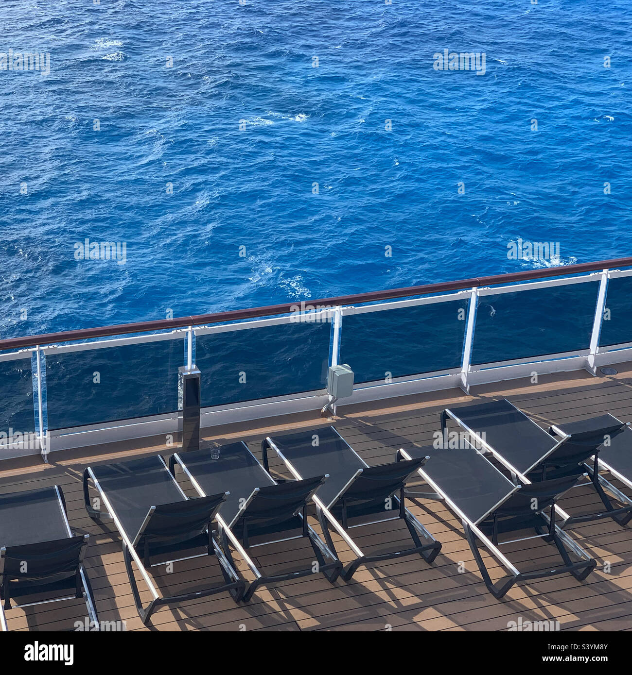 Vue depuis le dessus des chaises longues sur le MSC Seashore lors d'une croisière dans les Caraïbes Banque D'Images