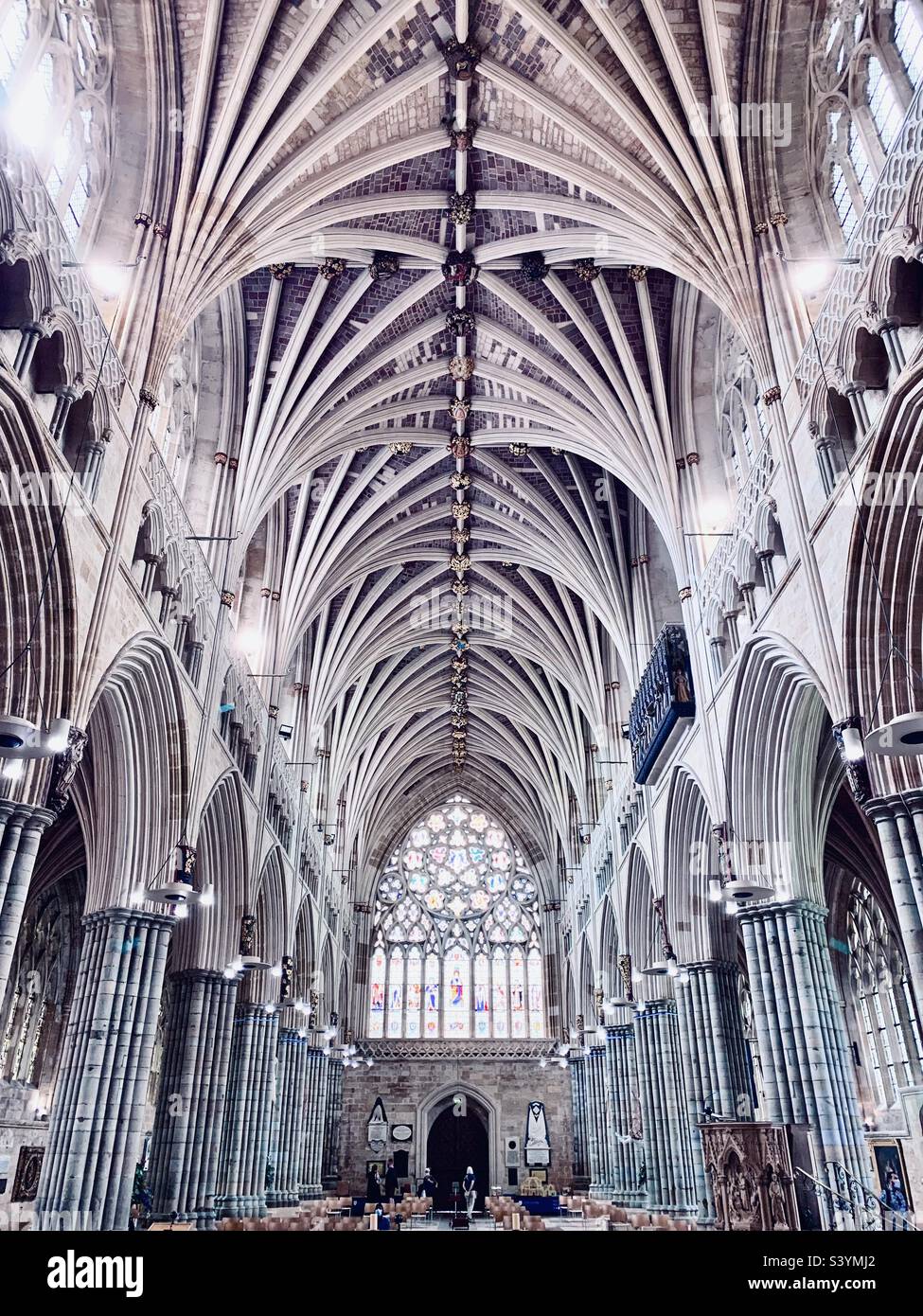 Intérieur impressionnant de la cathédrale Exeter avec la nef, des bancs ...
