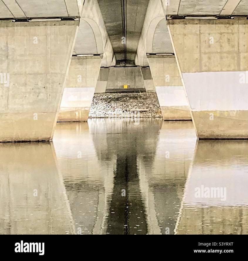 Réflexions sous un pont en centre-ville. Banque D'Images