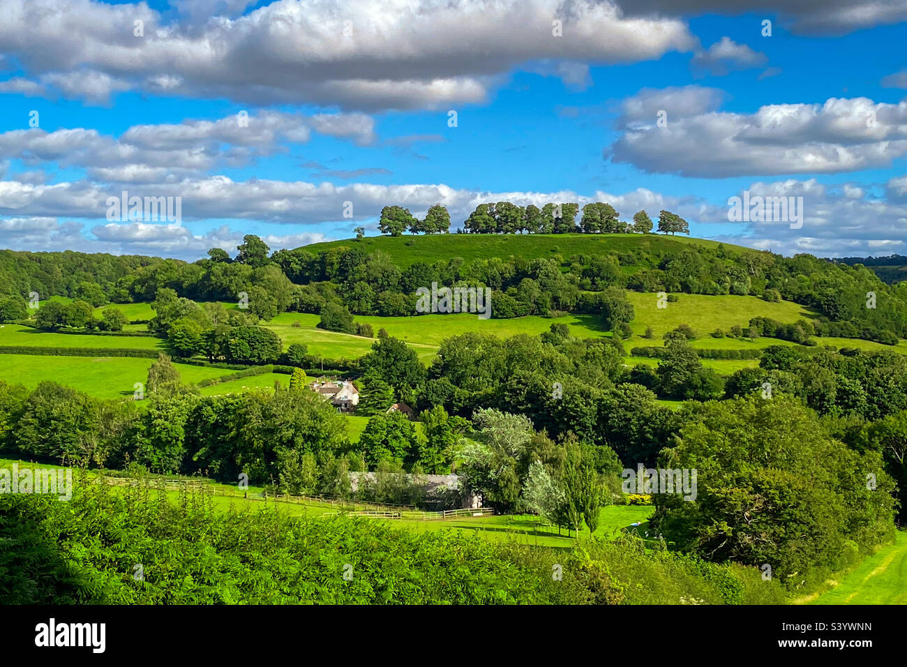 Un beau paysage d'été près de Uley sur le bord des Cotswolds. Une photo de téléphone portable avec un post-traitement de téléphone ou de tablette. - Image de stock capturée avec un smartphone