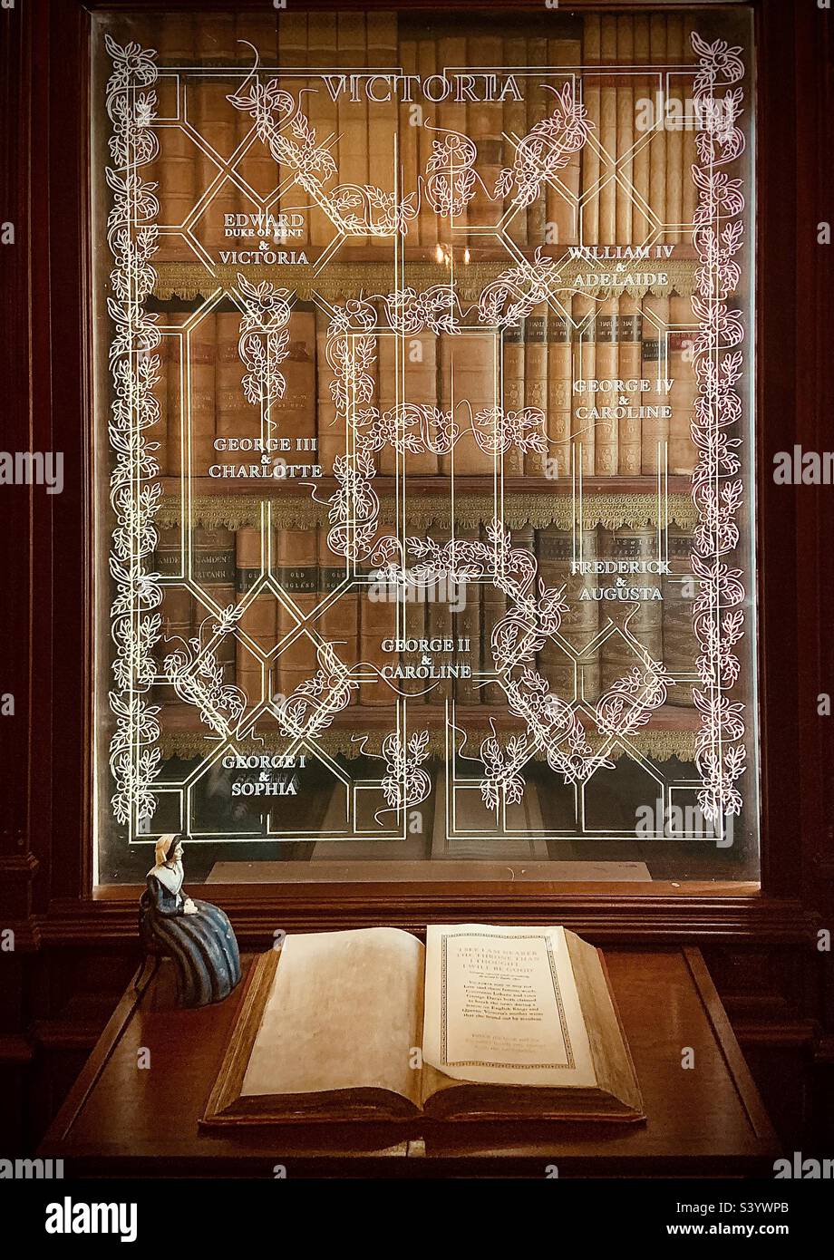 Arbre familial de la reine Victoria au palais de Kensington, magnifiquement exposé sur un verre et une unité en bois Banque D'Images