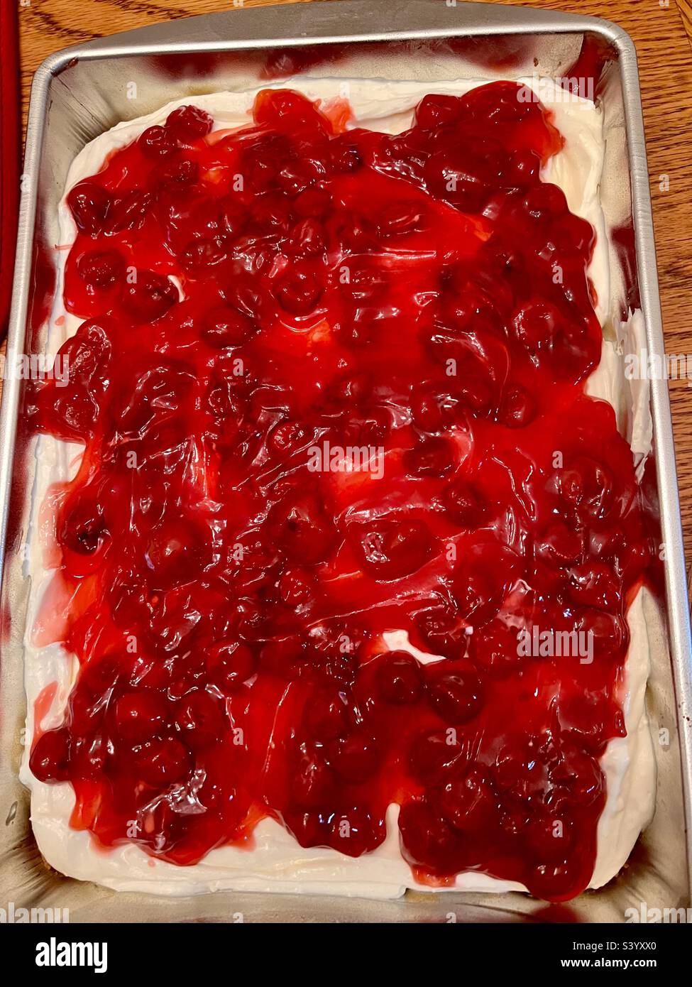 Gâteau froid au fromage de cerise avec croûte de biscuit dans une plaque de cuisson. Banque D'Images