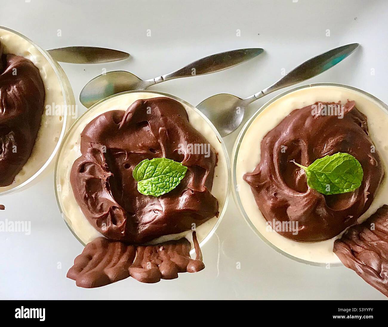 mousse aux fruits de la passion avec revêtement chocolat noir Banque D'Images