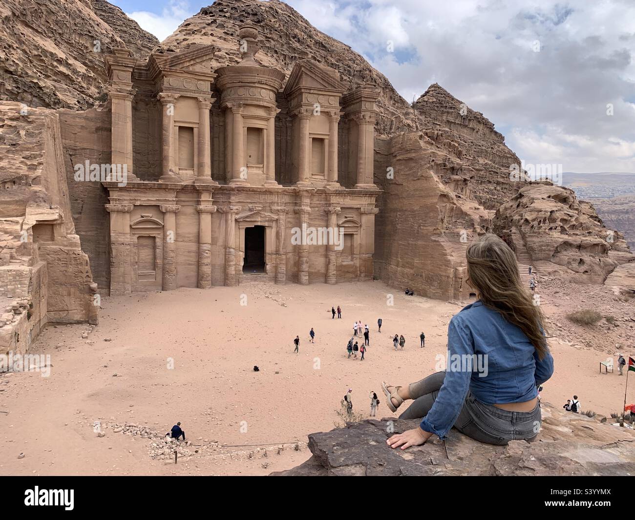 Femme assise au monastère de Petra Jordan Banque D'Images