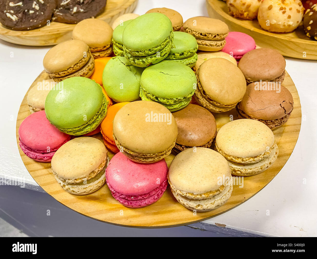 Un plat de macarons colorés pour le dessert lors d'une fête. Banque D'Images