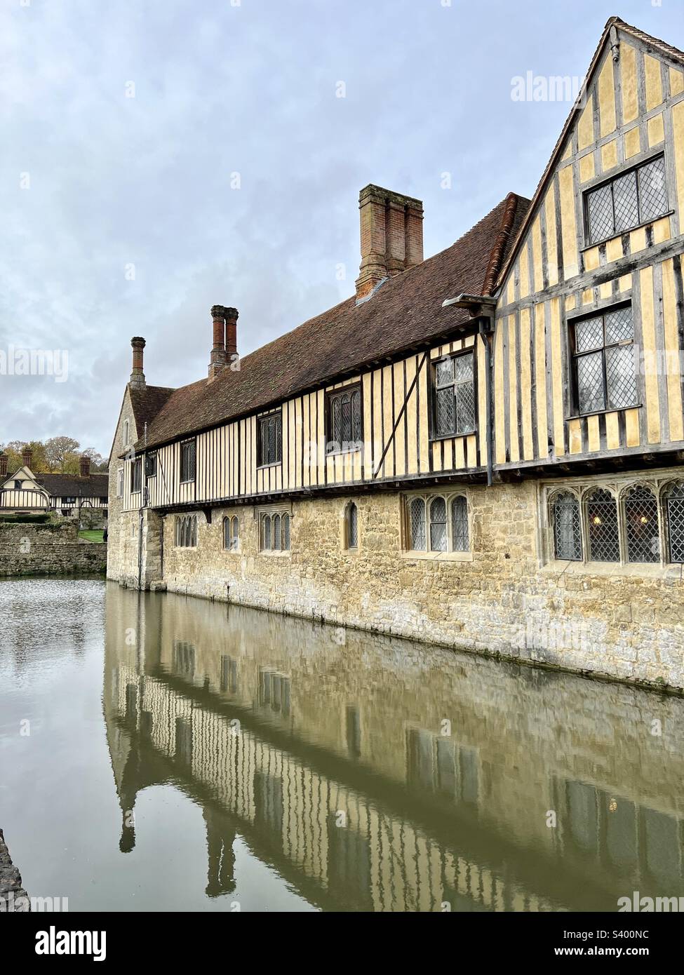 Ightham mote manoir du 14th siècle avec douve dans le Kent en Angleterre; la maison se reflète dans le douve en automne Banque D'Images