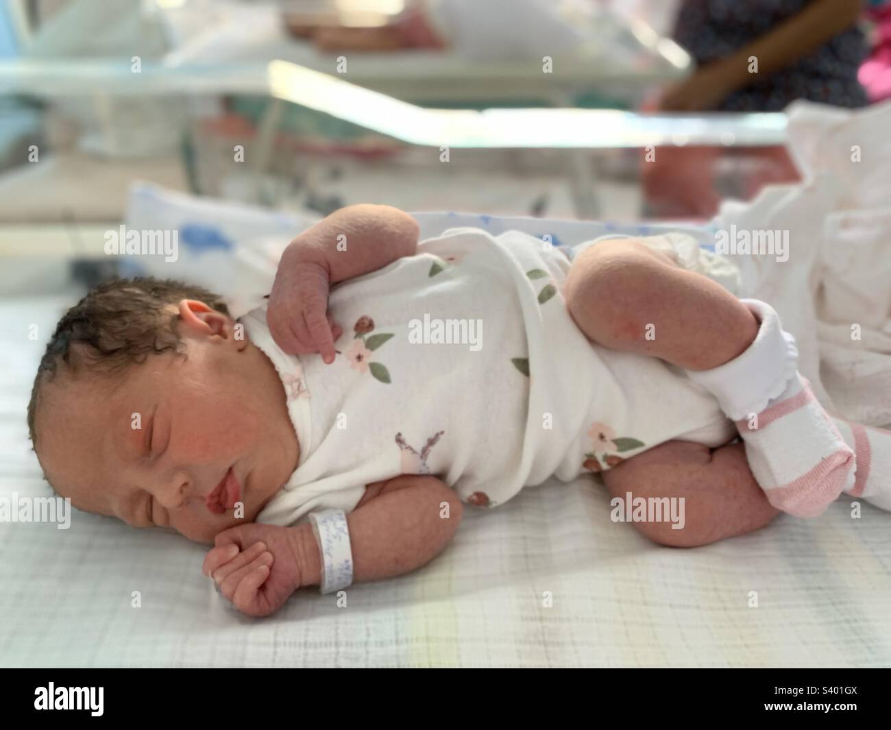 Premature baby girl Banque de photographies et d’images à haute ...