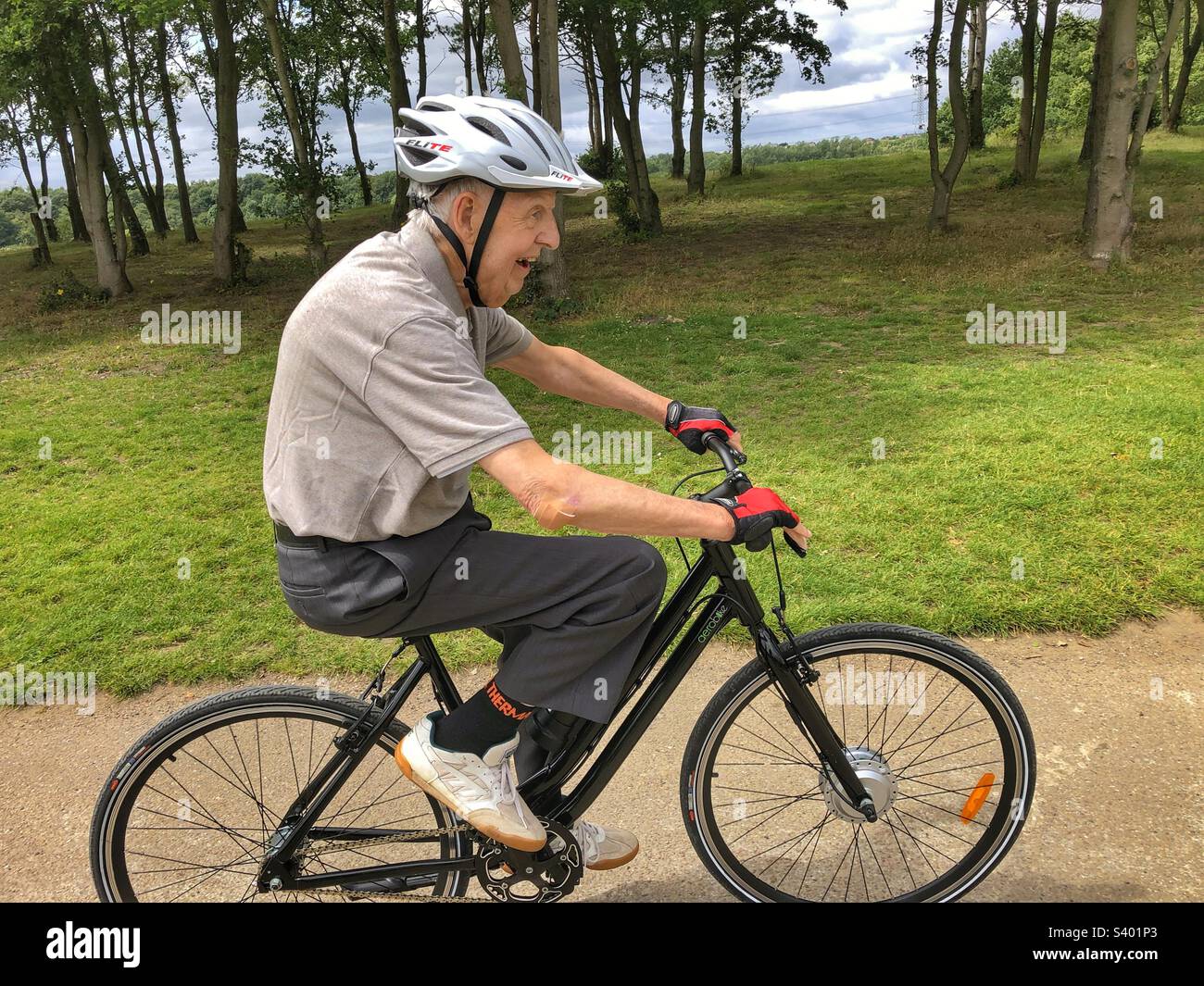 Un homme âgé atteint de démence aime faire du vélo électrique au parc régional de Rother Valley à Sheffield Banque D'Images