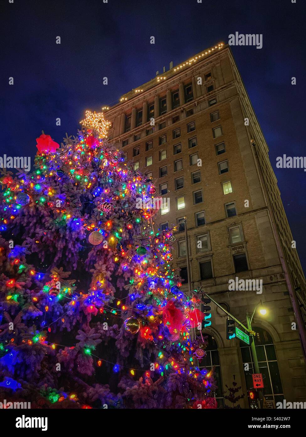 Arbre de Noël au festival Light Up Downtown à Canton, Ohio - Image de stock capturée avec un smartphone